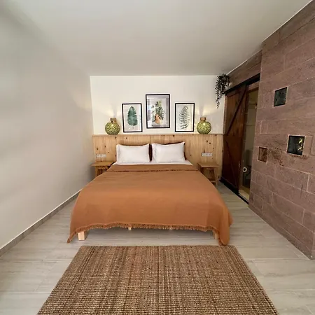 Monk Island Hotell *