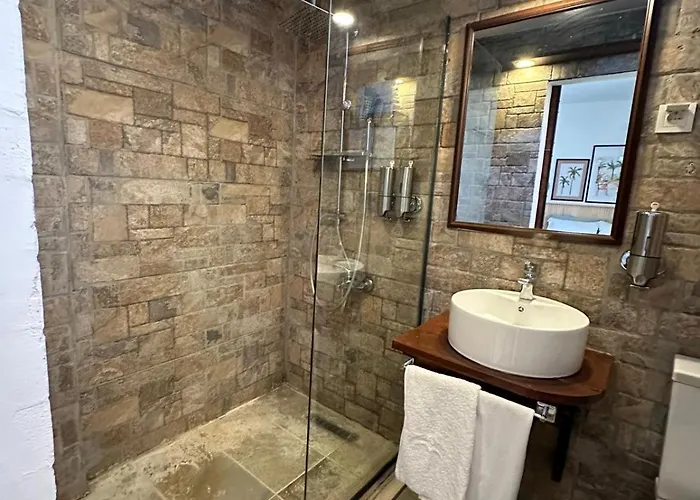 Monk Island Hotell *